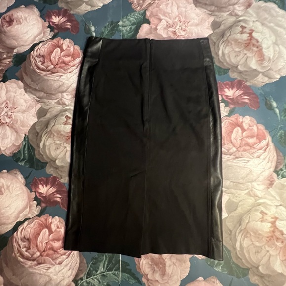 Black midi skirt with faux leather panels - Picture 2 of 11